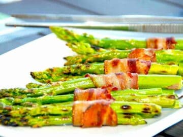 Lækre og grillede grønne asparges med bacon, der grilles ved direkte varme på både kuglegrill og gasgrill. Foto: Holger Rørby Madsen, Madensverden.dk.