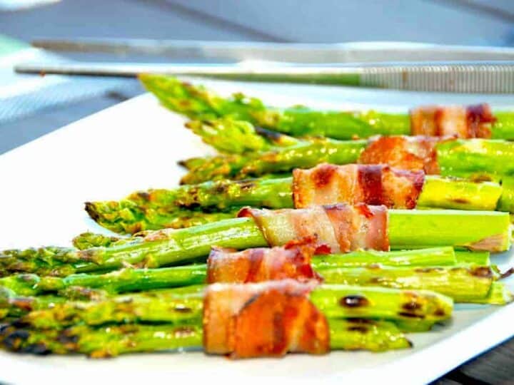 Lækre og grillede grønne asparges med bacon, der grilles ved direkte varme på både kuglegrill og gasgrill. Foto: Holger Rørby Madsen, Madensverden.dk.