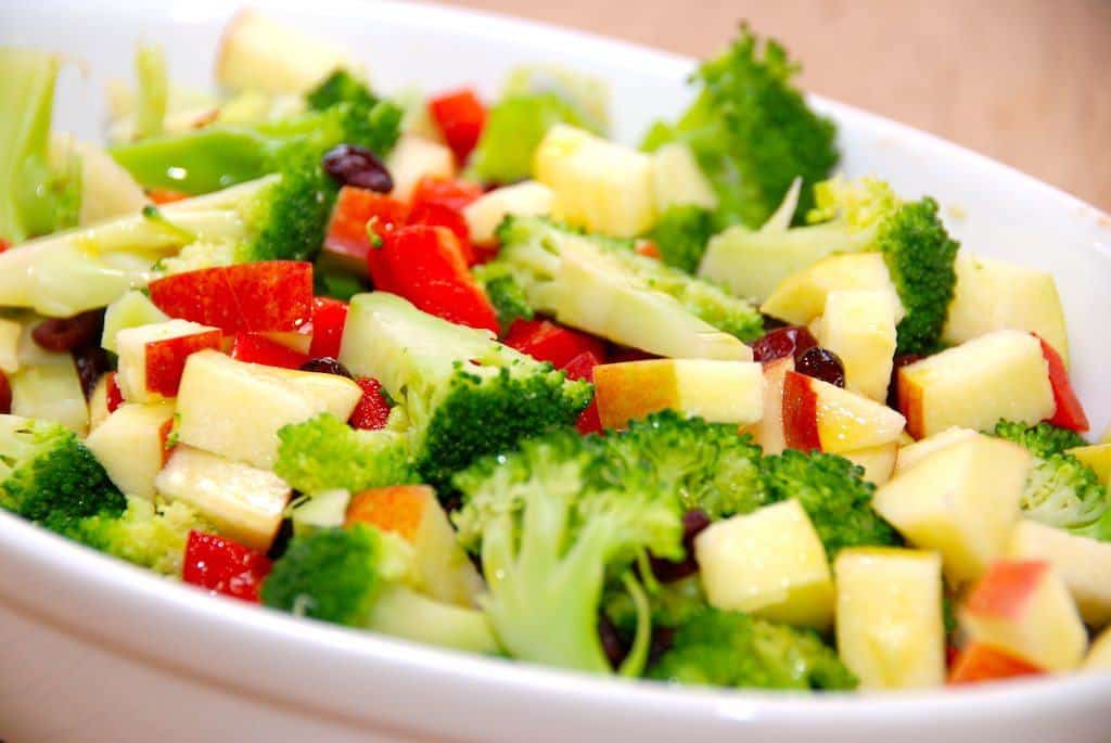 Broccolisalat med æble, peberfrugt og tranebær