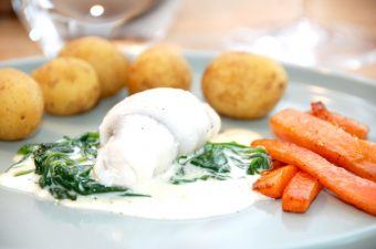 Lækre og dampede rødspætter med flødestuvet spinat, hvor rødspættefileterne dampes i lidt hvidvin i ovnen i 15 minutter. Foto: Madensverden.dk.