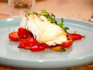 Hellefisk er en fantastisk spisefisk, og her er det dampet hellelfisk i ovn med bagte grøntsager. Foto: Madensverden.dk.