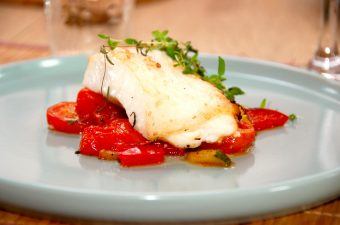 Hellefisk er en fantastisk spisefisk, og her er det dampet hellelfisk i ovn med bagte grøntsager. Foto: Madensverden.dk.