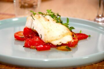 Hellefisk er en fantastisk spisefisk, og her er det dampet hellelfisk i ovn med bagte grøntsager. Foto: Madensverden.dk.