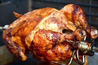 billede med kylling på rotisserie roterende spyd