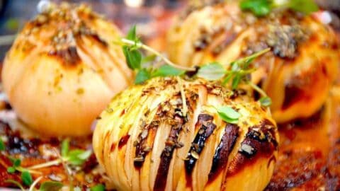 Hasselback zittauer løg i ovn er en fremragende måde at tilberede løg på. Løgene skæres i tynde skiver, som du man gør det med de kendte hasselback kartofler. Foto: Madensverden.dk.