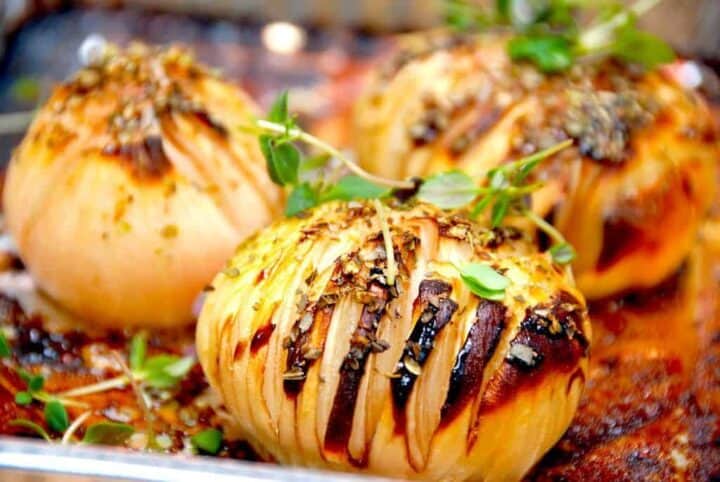 Hasselback zittauer løg i ovn er en fremragende måde at tilberede løg på. Løgene skæres i tynde skiver, som du man gør det med de kendte hasselback kartofler. Foto: Madensverden.dk.