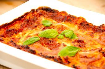 Opskriften på hjemmelavet lasagne med oksekød, hvor der er lagt vægt på, at lasagnen skal være meget saftig. Derfor indeholder den groftrevet bladselleri, gulerødder og en lækker bechamel sauce. Foto: Madensverden.dk.