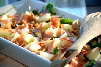 En super dejlig italiensk salat med melon, parmaskinke og pinjekerner, der både kan bruges som en lækker forret, eller som tilbehør til blandt andet kylling. Foto: Madensverden.dk.