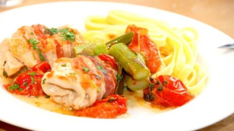 Lækker og hurtig hverdagsmad med kylling med pancetta, hvidvin og pasta. Som du kan se på billedet, så er der også både cherrytomater og grønne asparges i retten. Foto: Madensverden.dk.