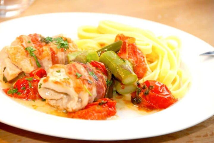 Lækker og hurtig hverdagsmad med kylling med pancetta, hvidvin og pasta. Som du kan se på billedet, så er der også både cherrytomater og grønne asparges i retten. Foto: Madensverden.dk.
