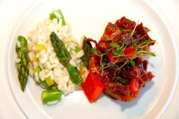 En super dejlig opskrift på pulled pork i gryde med asparges risotto, hvor kødet er klar på halvanden time. Og det er mindst lige så godt som den langtidsstegte pulled pork. Foto: Madensverden.dk.