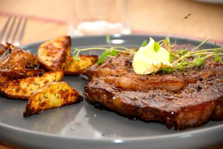 Smørstegt ribeye med bådkartofler
