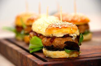 Disse bløde burgerboller med sesam er både meget nemme at lave, og så smager de altså virkelig godt. Her er bagt som mini burgerboller, men du bestemmer jo selv størrelsen. Foto: Madensverden.dk.