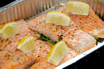 Opskrift med laks: En super lækker laks i ovn eller grill på bund af krydderurter, og her du virkelig den bedste tilberedning af laksen. Foto: Madensverden.dk.