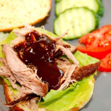 En lækker og hjemmelavet american barbecue sauce, der kan anvendes til mange formål. Her er den solidt placeret i en burger med pulled pork, og det smager fantastisk godt. BBQ-saucen er på samme tid både syrlig og let sødlig. Foto: Madensverden.dk.