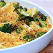 Verdens bedste flødesovs med pasta og letdampet broccoli. Flødesovsen laves også med ristet bacon, løg og hvidløg, inden det hele bages færdigt i ovnen. Foto: Madensverden.dk.