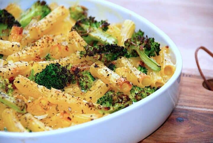 Verdens bedste flødesovs med pasta og letdampet broccoli. Flødesovsen laves også med ristet bacon, løg og hvidløg, inden det hele bages færdigt i ovnen. Foto: Madensverden.dk.