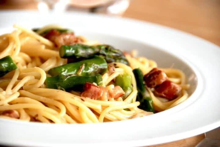Billede resultat for spaghetti med bacon og cremet flødesauce