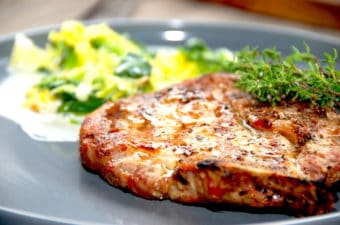 grillede koteletter med ben og flødestuvet savoykål