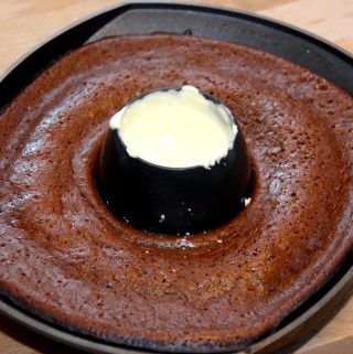 En meget lækker, nem og grillet chokoladekage i kyllingeholder. Kagen røres sammen i god tid og stilles på køl. Derefter skal den blot grilles ved indirekte varme i cirka 20 minutter. I midten af kyllingeholderen kommes så hvid chokolade, der smelter mens chokoladekagen køler af. Ret smart. Foto: Madensverden.dk.