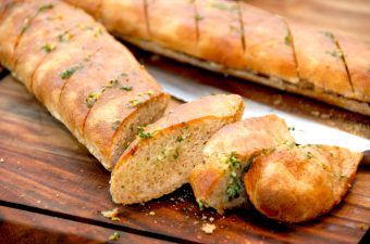 Hjemmebagte grove flutes med hvidløg, der bliver meget sprøde og lækre. Brødene bages med lidt grahamsmel, hvilket giver dem en super god smag. Foto: Madensverden.dk.