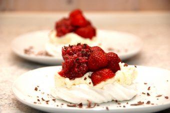God dessert: Hjemmelavede fuglereder med jordbær og rabarber, der laves på en bund af hjemmebagte marengs. Fyldet er vaniljeflødeskum, friske jordbær og en lækker rabarberkompot. Foto: Madensverden.dk.