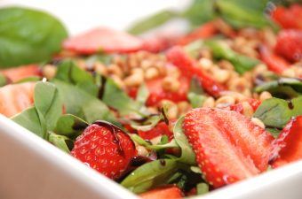 En virkelig lækker jordbærsalat, der er en salat med jordbær, en napolitana salatblanding og ristede pinjekerner.En rigtig sommersalat. Foto: Madensverden.dk.