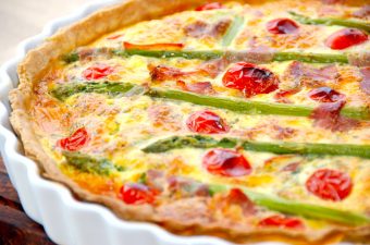 hjemmelavet tærte med asparges og tomater aspargestærte