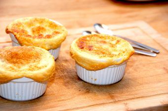 Indbagt rabarberkompot med butterdej er en virkelig lækker dessert, der sagtens kan laves i god tid. Foto: Madensverden.dk.