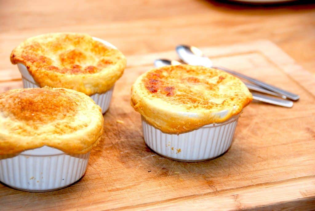 Opskrift på indbagt rabarberkompot med butterdej