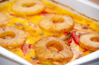 billede til karry kylling i fad med ananas