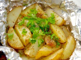 Lækre og nemme kartoffelpakker med hvidløg og rosmarin, der både kan tilberedes i ovn og grill. Kartoffelpakkerne er gode som tilbehør. Foto: Madensverden.dk.