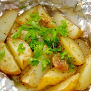 Lækre og nemme kartoffelpakker med hvidløg og rosmarin, der både kan tilberedes i ovn og grill. Kartoffelpakkerne er gode som tilbehør. Foto: Madensverden.dk.