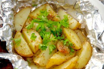 Lækre og nemme kartoffelpakker med hvidløg og rosmarin, der både kan tilberedes i ovn og grill. Kartoffelpakkerne er gode som tilbehør. Foto: Madensverden.dk.