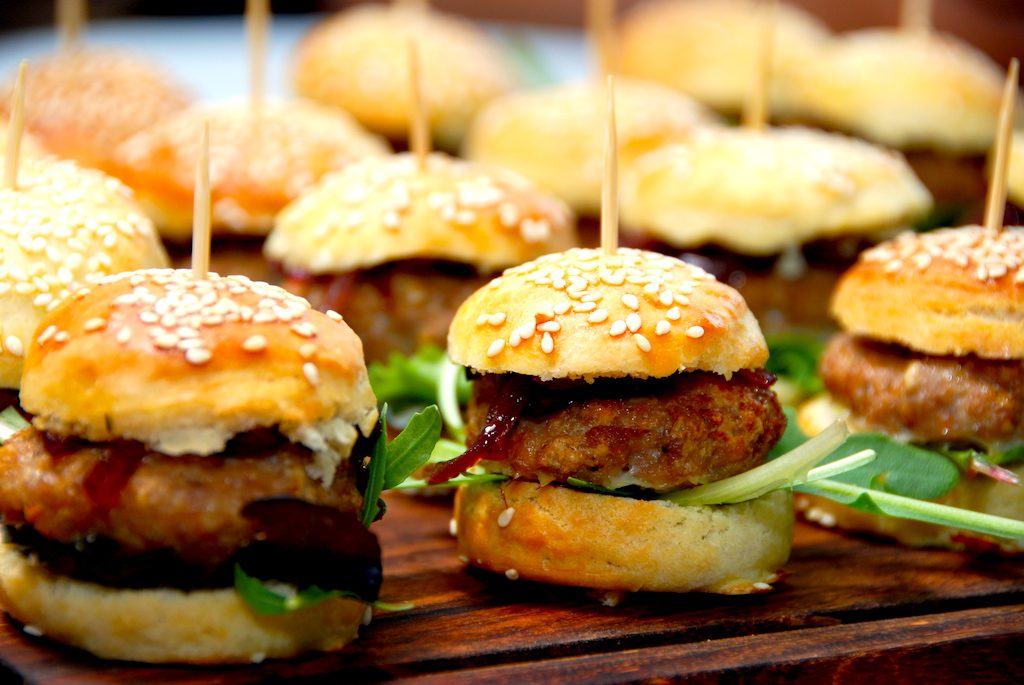 Så er der serveret. Lækre frikadelleburgere eller sliders. Lige til at hapse. Foto: Madensverden.dk.
