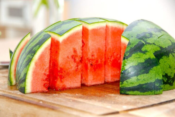 Så deler du vandmelonen i skiver på den anden led. Foto: Madensverden.dk.