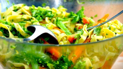 En super lækker pastasalat med broccoli, gulerødder og en skøn persilleolie. Her er der anvendt en bredbåndet pasta. Foto: Madensverden.dk.