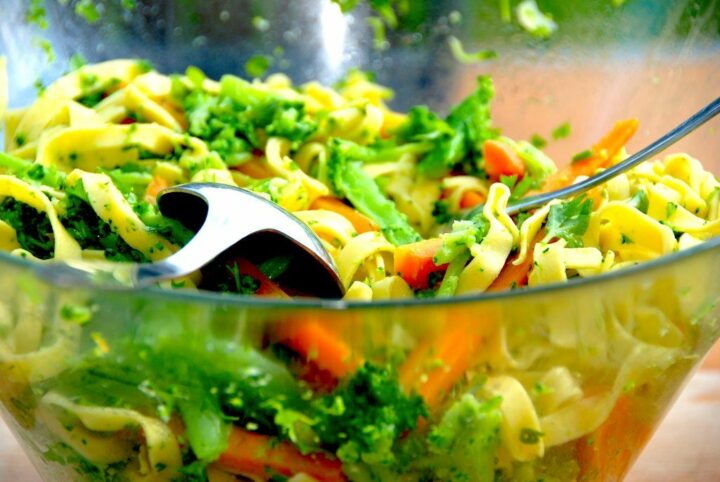 En super lækker pastasalat med broccoli, gulerødder og en skøn persilleolie. Her er der anvendt en bredbåndet pasta. Foto: Madensverden.dk.
