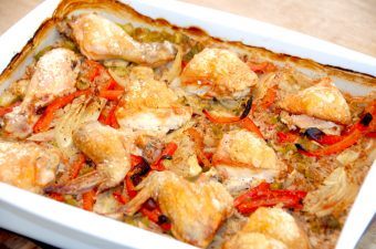 En dejlig kylling i fad med grøntsager og perlespelt, der steges en time i ovnen, og hvor hele retten tilberedes i fadet. Foto: Madensverden.dk.