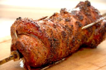 oksefilet på rotisserie grillet på spyd