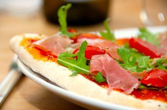 Denne opskrift på pizzadej til ovn sikre, at du altid ender op med en aldeles sprød pizza. Pizzaerne bages ved 275 grader varmluft i cirka 10 minutter. Foto: Madensverden.dk.
