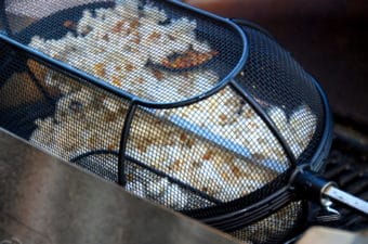 popcorn i grill i kurv på rotisserie