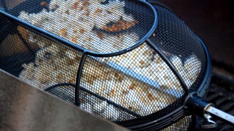 popcorn i grill i kurv på rotisserie