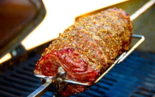 roastbeef på rotisserie i grill