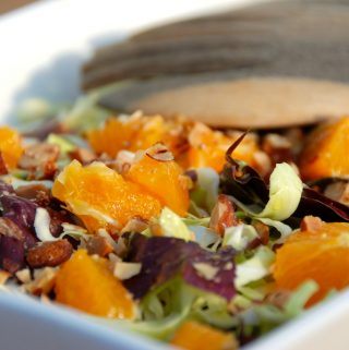 En skøn sommersalat med spidskål og appelsin, og som også indeholder den let bitre radicchio salat. Foto: Madensverden.dk.