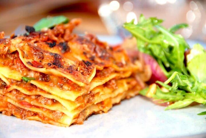 Jeg synes det er verdens bedste lasagne opskrift, og lasagnen bliver super lækker og saftig. Læg mærke til de mange lag pastaplader. Lasagnen kan laves med eller uden mornaysauce. Foto: Madensverden.dk.