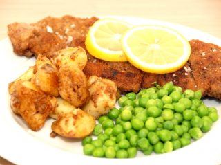 billede med wienerschnitzel af kalvefilet med tilbehør