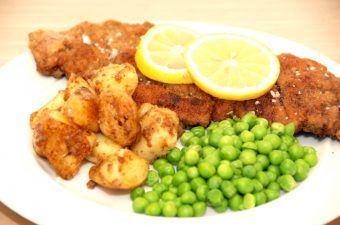 billede med wienerschnitzel af kalvefilet med tilbehør