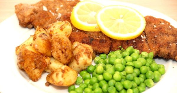 billede med wienerschnitzel af kalvefilet med tilbehør