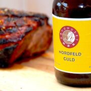 En grillet og lækker ølmarineret nakkekam med øl fra Møn Bryghus. Her er der anvendt en Nordfeld Guld, men ølmarinaden kan selvfølgelig sagtens laves af andre typer øl. Og gerne også mere mørke typer. Foto: Madensverden.dk.